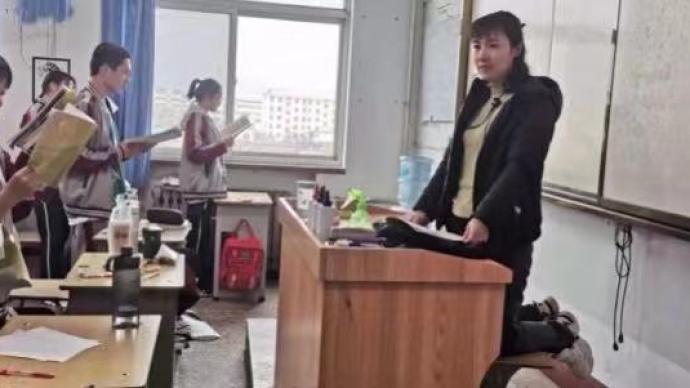 感動!山西一老師因腳傷跪著上課
