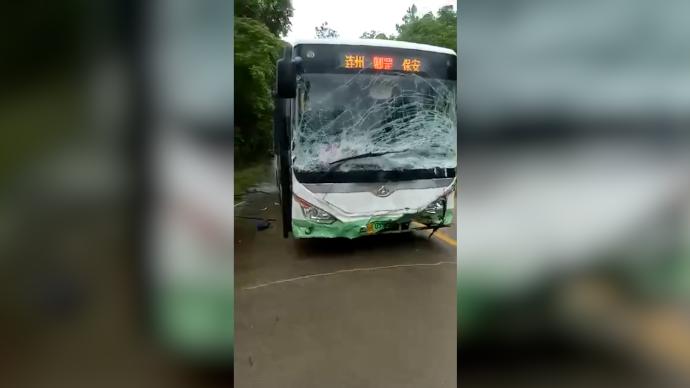 广东连州一小轿车侧滑后撞上公交车，致2死1伤