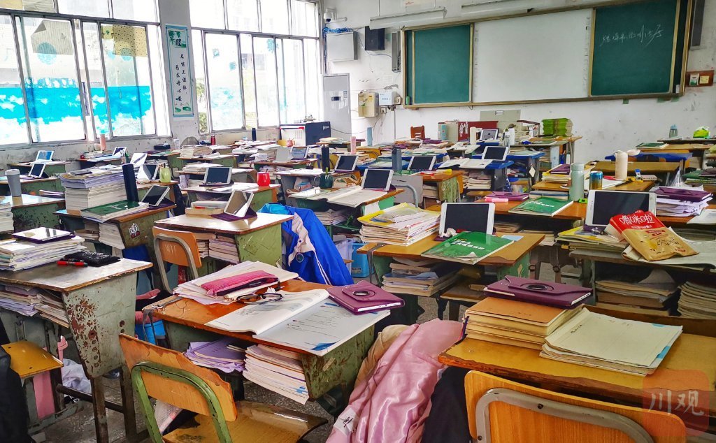 高二某重点班教室，桌上摆放着平板电脑。 王若晔 摄影