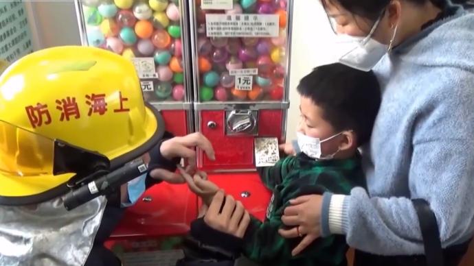 “熊孩子”手指被卡扭蛋机内，上海消防紧急出动“拆机取手”