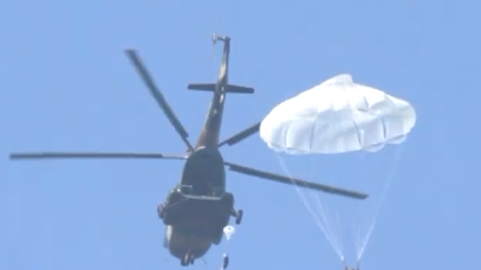 第一视角！直击特战队员伞降实跳训练