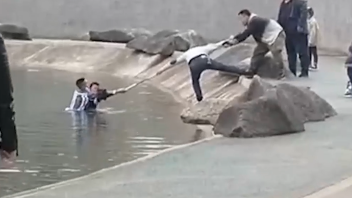 男孩跌落人工湖，武警百米冲刺跳湖救起