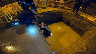 马路施工留下三米深坑，女子深夜骑电瓶车栽进坑中