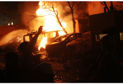 4月21日，在巴基斯坦西南部俾路支省首府奎达市，爆炸发生后现场燃起大火。 新华社 图