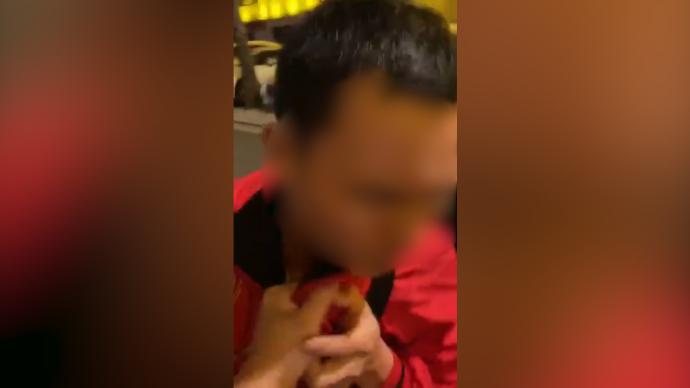 汕头一红衣男当街猥亵同性，警方：已抓获嫌疑人