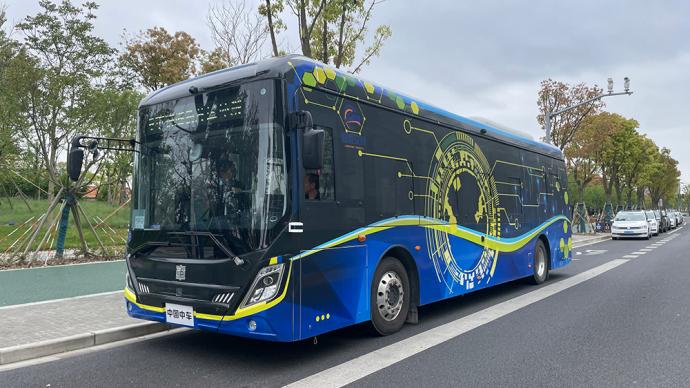 探访上海智能网联公交车开了半小时司机几乎没碰方向盘