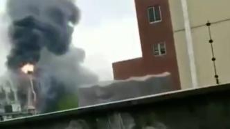 上海金山一企业厂房失火，火灾正在扑救中