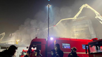 上海金山区失火企业厂房火势已被控制，初步排摸有8人失联