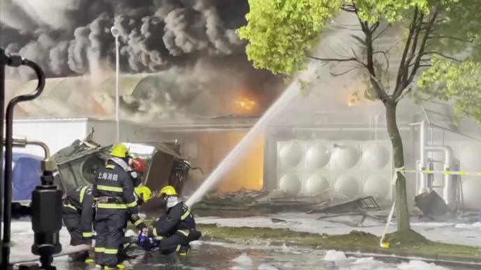 上海金山企业厂房火势已被控，8人失联其中有2名消防员
