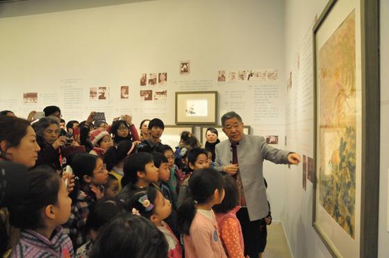 舒乙先生为小朋友们绘声绘色地讲述每一幅画作背后的故事