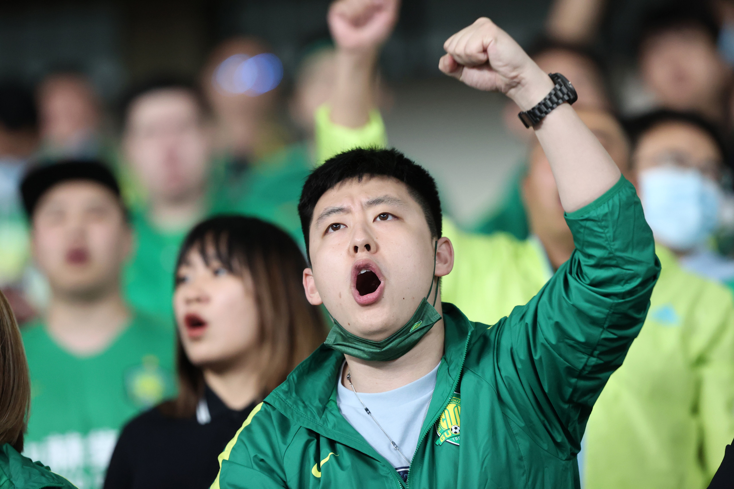 现场加油的国安球迷.