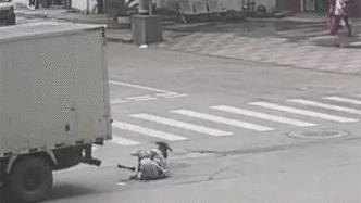 僅差0.01秒！女子被貨車撞倒，連滾帶爬逃離死神