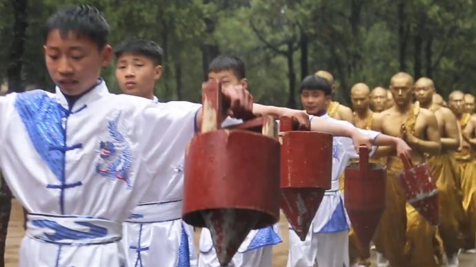 嵩山少林“功夫跑”，少林小子再现经典提水功