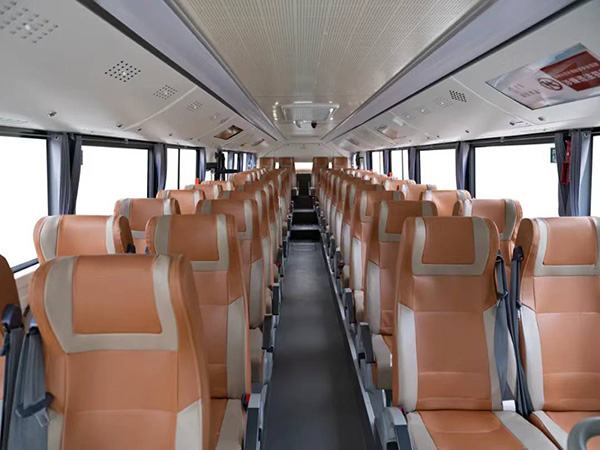 崇明巴士"花博专线",共有49个乘客座位,橙灰相搭.