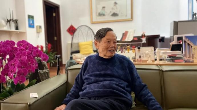 99岁杨振宁寄语青年学子：要清楚方向、选对方向