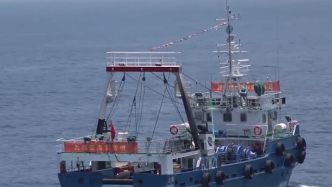 中国渔船打横幅感谢人民海军护航