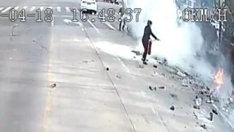 女公交司機(jī)幫三輪車(chē)滅火：車(chē)主很無(wú)助，自己路過(guò)幫一下忙