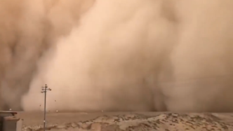 内蒙古阿拉善盟现沙尘暴巨墙