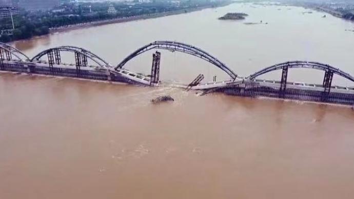 洛河宜陽段突發洪水,在建步行橋局部被沖毀