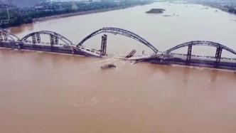 洛河宜阳段突发洪水，在建步行桥局部被冲毁