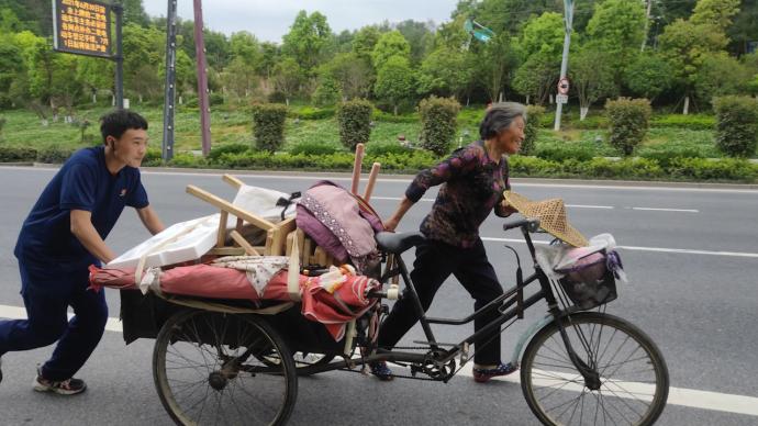 消防员帮忙推车上坡,老两口不断致谢