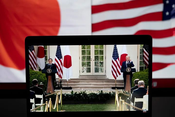 4月16日拍摄的直播画面显示,美国总统拜登(右)与到访的日本首相菅义伟在美国华盛顿白宫举行联合记者会。新华社记者刘杰摄