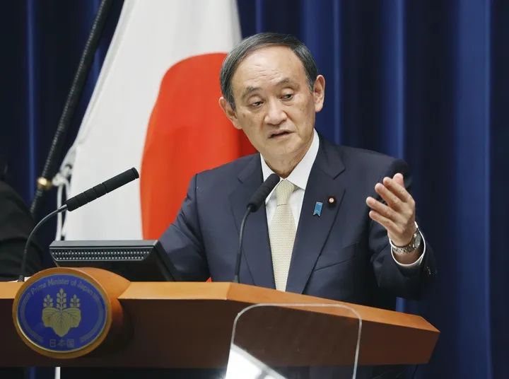 4月23日,日本首相菅义伟在东京举行的新闻发布会上宣布进入紧急状态。由于疫情恶化,日本政府23日晚再次宣布东京都、大阪府、京都府、兵库县4地进入紧急状态,期限暂定为4月25日到5月11日。新华社/共同社