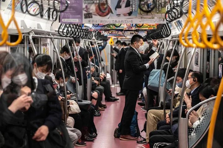 4月23日,人们佩戴口罩在日本东京搭乘地铁。新华社/法新