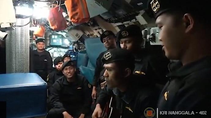 印尼沉没潜艇船员生前视频曝光：齐唱歌曲《再见》