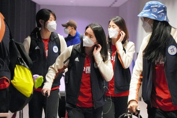 中国女排抵达东京。 本文图片 CFP