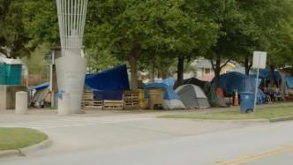 美国得州首府无家可归者露宿街头，有民众盼政府重启扎营禁令
