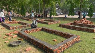 印度新德里一公园建露天柴堆火化新冠病亡者，树木被砍当燃料