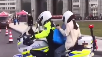 警方辟谣“交警骑警用摩托带女友兜风”：送忘带身份证考生
