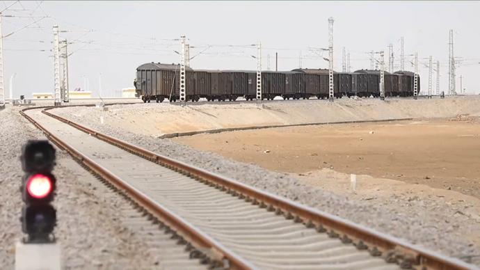 通往戈壁,盐湖深处的"孤独"铁路