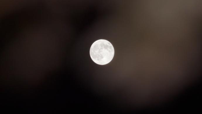 “超级月亮”在波兰华沙夜空升起