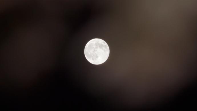 “超級(jí)月亮”在波蘭華沙夜空升起