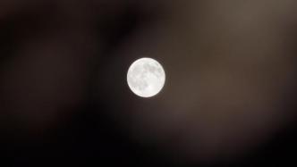 “超级月亮”在波兰华沙夜空升起