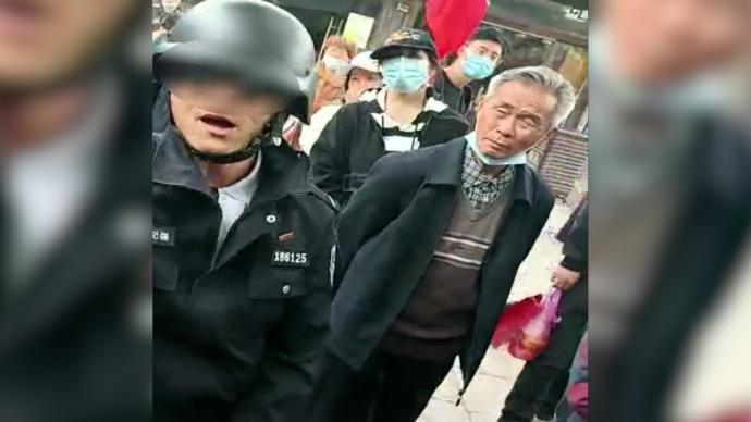 男子穿着假警服行凶，附近消防员将其制服