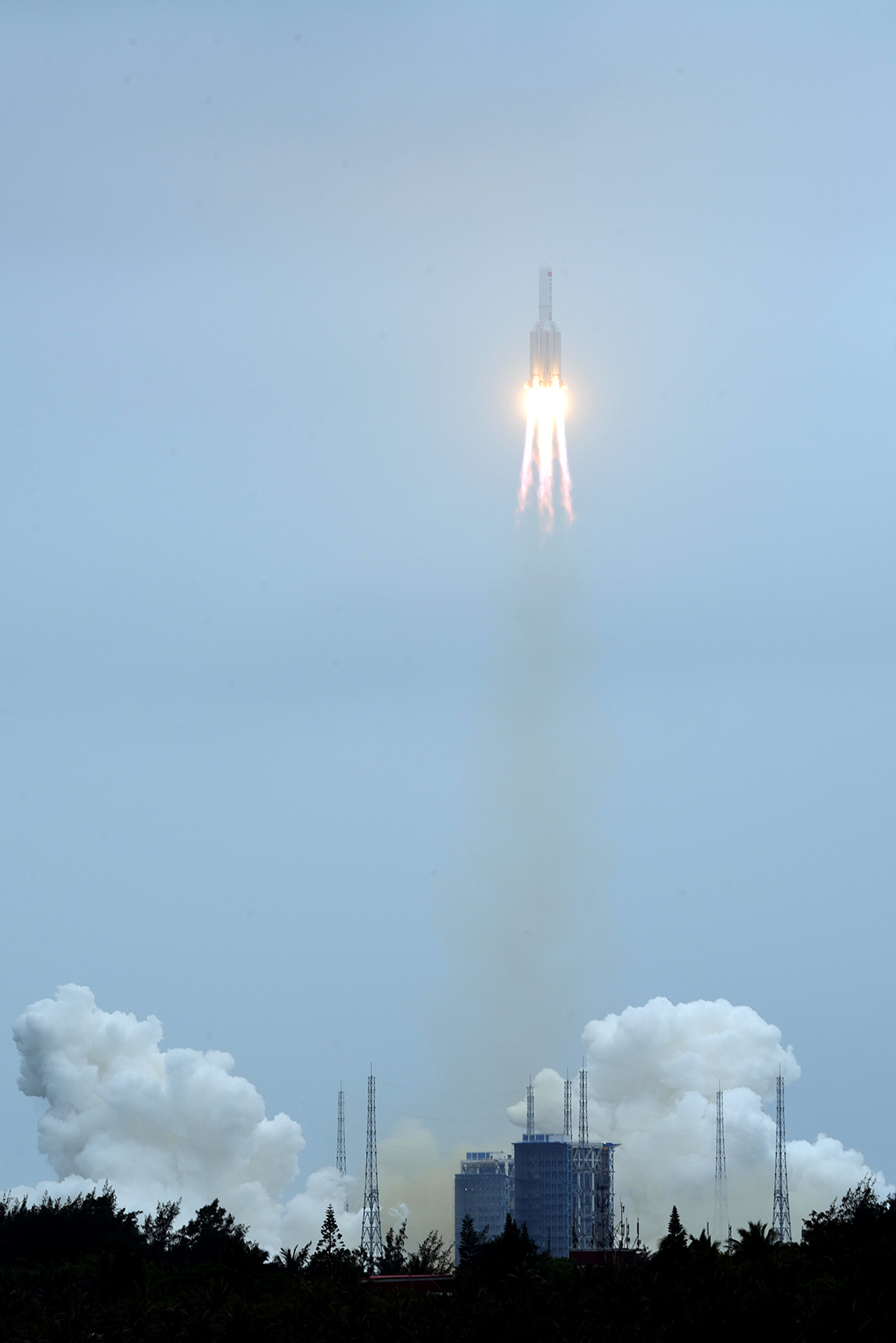 2021年4月29日,火箭搭载着天和核心舱正奔向太空,奔向近地轨道