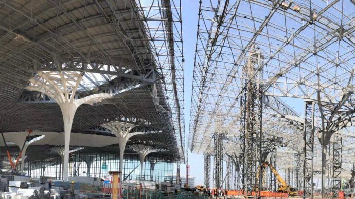 杭州机场新建航站楼主楼钢屋盖封顶，系亚运会基础配套项目