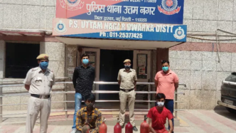 印度两男子发疫情财，将灭火器冒充氧气瓶出售后被捕