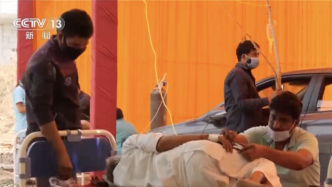 印度各地医用氧气告罄，新德里民众为救亲人黑市购氧