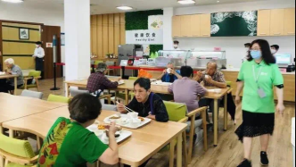 人工智能炒菜、智能腕表提供应急救助，上海智慧养老场景落地