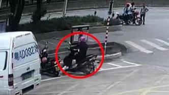 男子开套牌摩托车进交警队办业务被抓，民警：这种很少见的