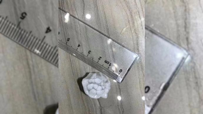 淮安突降冰雹直径达两厘米，市民：天一瞬间黑了