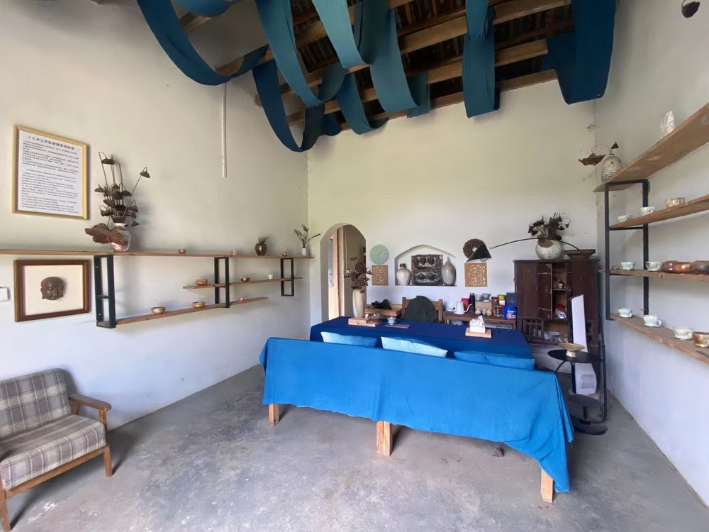 卢来的工作室里摆放着他制作的陶瓷手工品.