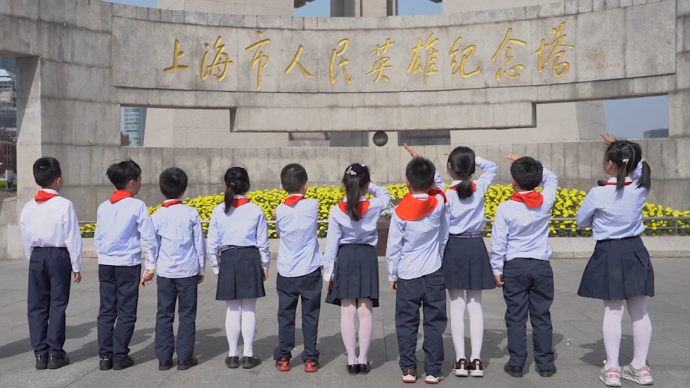 人民英雄紀(jì)念塔前，聽警察叔叔講述革命先烈的故事