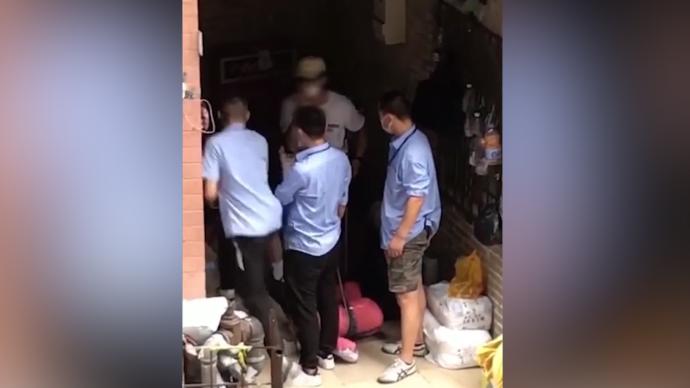 拒絕“給煙水通融”換回手推車,送貨哥遭3保安圍毆