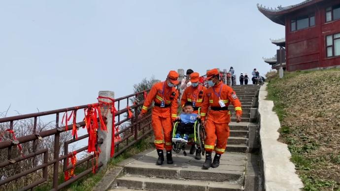 6岁轮椅男孩游峨眉山，森林消防员出手相助