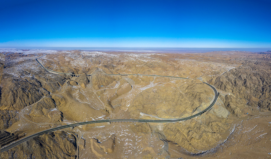 内蒙古阿拉善，航拍京新高速吉兰泰连接线。